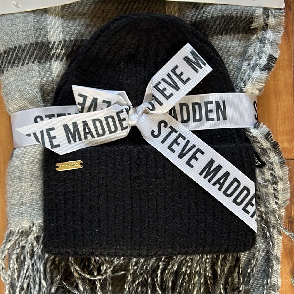 NEW Steve Madden Hat And Scarf Set - Picture 2 of 5